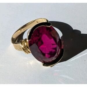 Elegant Gold and Purple Gemstone Ring